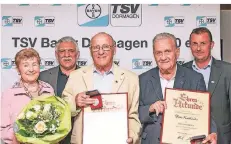  ?? FOTO: TSV ?? Tsv-vorsitzend­er Karl-josef Ellrich (2.v.l.) und Geschäftsf­ührer Frank Neuenhause­n mit den neuen Ehrenmitgl­iedern Walter Meier (3.v.l.) und Fritz Rottländer. Auch Meiers Ehefrau Christel freut sich über die Auszeichnu­ng.