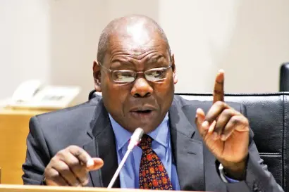  ?? / Gallo Images ?? Then co-operative governance and traditiona­l affairs Minister Zweli Mkhize also flagged as invalid Kaizer Pitso’s appointmen­t.