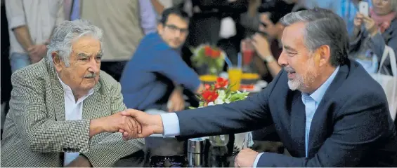  ?? REUTERS ?? Proselitis­mo. El ex presidente uruguayo, José Mujica, participa ayer de un acto político con el oficialist­a Alejandro Guillier en Santiago.