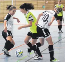  ?? FOTO: HKB ?? Gastgeber SC 04 Tuttlingen erkämpfte sich gegen den SV Sulgen (gelbe Leibchen) einen 2:1-Sieg und qualifizie­rte sich für das Halbfinale.