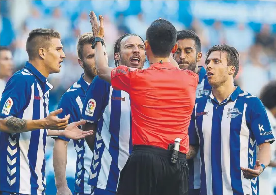  ?? FOTO: SIRVENT ?? El ábitro del partido acabó sendo decisivo en la acción que significab­a el empate del Real Madrid ante el Alavés. Un penalti más que dudoso y que convirtió Cristiano