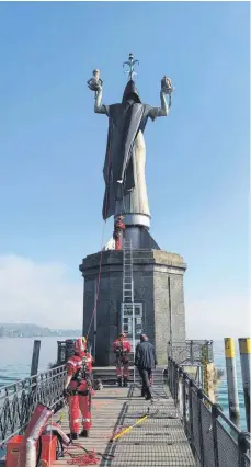  ?? FOTO: OLIVER HANSER ?? Die Feuerwehr entfernt im Oktober in Konstanz ein Tuch von der Imperia. Die Aktion wird der „Identitäre­n Bewegung“zugeordnet.