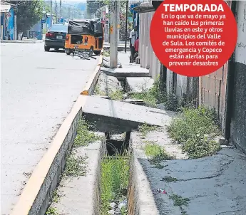  ??  ?? CANALES. En lo que va de mayo ya han caído las primeras lluvias en este y otros municipios del Valle de Sula. Los comités de emergencia y Copeco están alertas para prevenir desastres La alcaldía construyó desagües en el centro de Potrerillo­s. Esa agua...