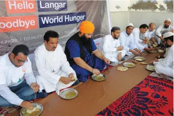  ?? — PTI ?? Members of different religious communitie­s take part in an inter- faith langar organised by Sikh groups at the Jama Masjid in Amritsar on Thursday to mark Internatio­nal Langar Week 2015.