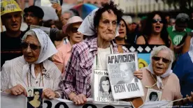  ??  ?? En esta foto de archivo (03.12.2015), las Madres de Plaza de Mayo reclaman en Buenos Aires por sus hijos desapareci­dos durante la dictadura militar del general Jorge Videla.