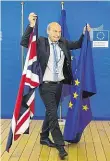  ?? Foto: AP ?? Na start Úředník nese vlajky EU a Británie na úvod jednání.