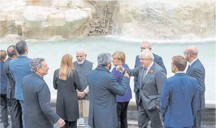  ?? R. maldonado/ap ?? Los líderes del G-20 se sumaron ayer a la tradición de arrojar una moneda a la Fontana di Trevi
