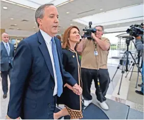  ??  ?? Ken Paxton con su esposa Ángeles en una de sus salidas de la Corte por el caso