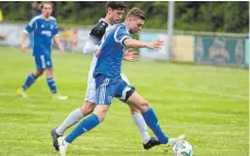  ?? FOTO: CHRISTIAN METZ ?? Ein Sieg gegen den FC Ostrach (hinten Michael Eisele) täte dem TSV Eschach (Thomas Reutlinger) extrem gut.