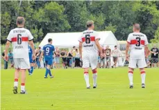  ?? SZ-FOTO: AW ?? Doppel-Sechs: Bei der Traditions­elf des VfB hatten Rainer Zietsch und Guido Buchwald die gleiche Nummer auf dem Trikot. Und Bernd Förster (r.) war einer von zwei Stuttgarte­r Spielern mit der drei.