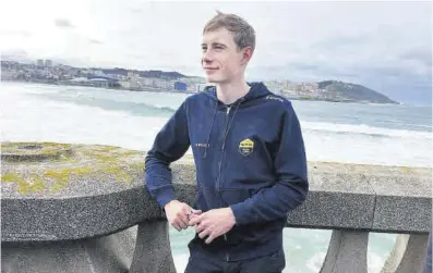  ?? Sergi López-Egea ?? Jonas Vingegaard posa delante de la playa de Riazor de A Coruña.