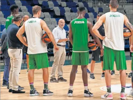  ??  ?? López Nieto da una charla a la plantilla del Unicaja en uno de los primeros días de entrenamie­nto.