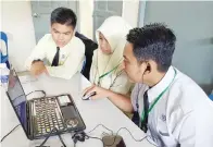  ??  ?? PELAJAR sedang membuat suntingan video mengikuti skrip cerita yang dihasilkan.