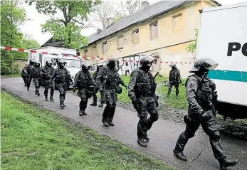  ?? Foto: Michal Šula, MAFRA ?? Zásah za čtvrt milionu Velké policejní manévry si vyžádalo vyklízení usedlosti Cibulka v květnu před třemi lety. Policie na místě zadržela přes deset squatterů, akce stála čtvrt milionu korun.