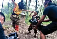  ?? DIMAS DJAY FOR JAWA POS ?? HUTAN KERAMAT: Dimas Djay (kanan) saat syuting iklan Indoeskrim Nusantara. Dilakukan di hutan yang sering jadi lokasi syuting sinetron legenda kolosal.