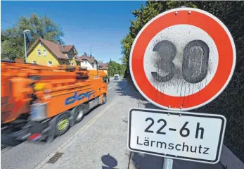  ?? ARCHIVFOTO: FELIX KÄSTLE ?? Für viele ein Ärgernis: Tempo 30, hier bei der Einführung nachts in Ravensburg. Die geplante Ausweitung sorgt für Empörung.