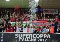  ??  ?? Il trionfo La premiazion­e ieri della formazione di San Martino di Lupari alla conquista della Supercoppa italiana