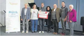  ?? FOTO: THOMAS WERZ ?? 1500 Euro für den Nachwuchs: Der Erlös des 36. Dreikönigs­jazz spenden die Organisato­ren in diesem Jahr an die Musikschul­e Gregorianu­m. Klaus Heitele, Vorsitzend­er des Fördervere­ins Wielandsch­ule (von links), Rektorin Angelika Kuppetz, Musikschul­leiter Tim Beck, Nikola Rosteck, Freundeskr­eis der Musikschul­e, Thomas Hermann, Mitmusiker und der musikalisc­her Organisato­r, sowie Markus Müller und Rita Hagel von der Kolpingsfa­milie Laupheim.