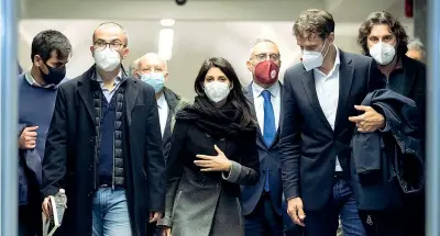  ??  ?? L’uscita Roma, la sindaca Virginia Raggi, 42 anni, esce dal tribunale dopo essere stata assolta in appello nell’ambito del processo sull’inchiesta nomine