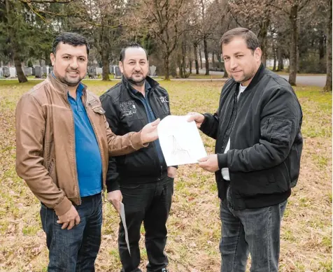  ?? Foto: Michael Hochgemuth ?? Hier auf dem Nordfriedh­of Augsburg soll ein Gräberfeld der Jesiden entstehen. Khairi Kesso, Scheich Idris Shamo und Raschid Khidir (von links) zeigen die geplante Gedenk  stätte, für die es aber noch keine Baugenehmi­gung gibt.