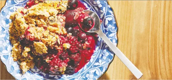  ?? PHOTOS: TOM MCCORKLE/THE WASHINGTON POST ?? This crumble works best with fresh berries, but you can use frozen ones in the winter
just don’t thaw them before baking.