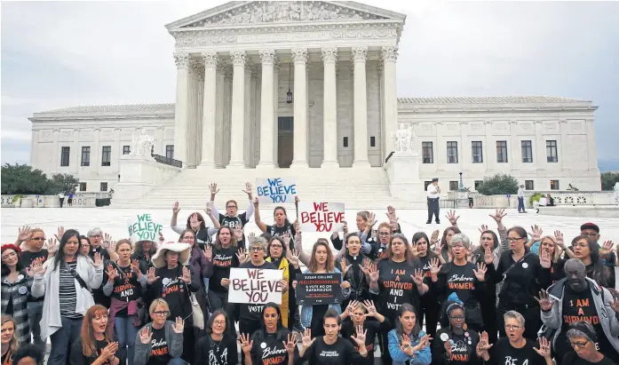  ?? Patrick SemanSky/aP ?? Frente a la Corte Suprema, en Washington, decenas de mujeres respaldaro­n ayer a Christine Blasey Ford