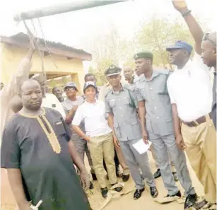  ?? PHOTO: Tijjani Ibrahim ?? Customs and Immigratio­n officers opening the Jibia border entry to Niger