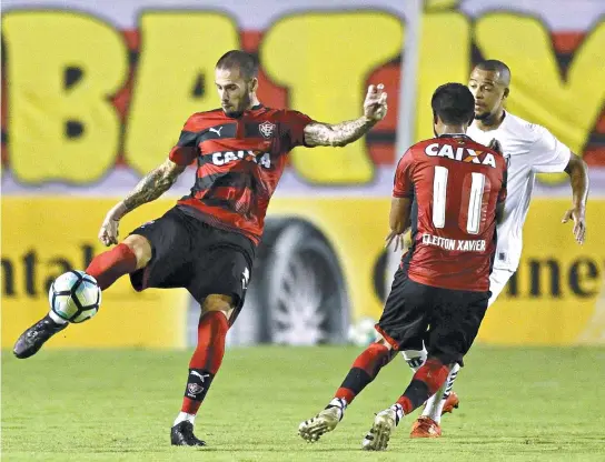  ??  ?? Fred e Cleiton Xavier juntos na mesma jogada: com um gol de cada e outro de André Lima, Vitória supera o Bragantino e avança na Copa do Brasil