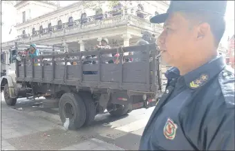  ??  ?? Un policía mira la retirada del último grupo de indígenas de la Plaza Uruguaya. Estos son de la comunidad Ava de San Pedro. Su líder, Derlis Vera, dice que retornan conformes.