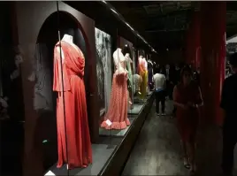 ??  ?? Plusieurs robes ayant appartenu à la Princesse Grace sont exposées.