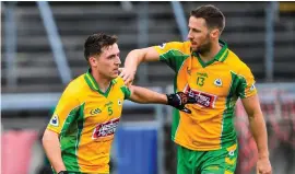  ?? PIARAS Ó MÍDHEACH/SPORTSFILE ?? Corofin’s Dylan Wall (left) celebrates scoring the first of his side’s seven goals with Micheál Lundy during yesterday’s Galway SFC Group 4A Round 1 clash at Pearse Stadium, Tuam
