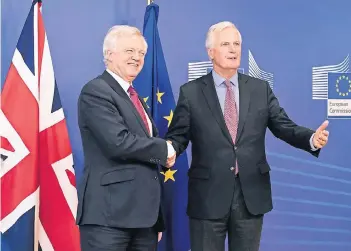  ?? FOTO: DPA ?? Der britische Brexit-Minister David Davis und EU-Chefunterh­ändler Michel Barnier (v.l.) trafen gestern in Brüssel zum Start der Gespräche über den Austritt zusammen.