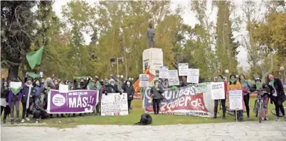  ??  ?? ▲ En jornada de temperatur­a baja, la marcha se realizó por las calles de la provincia.