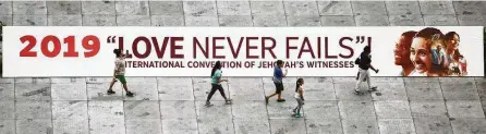  ?? Juan Figueroa / Staff photograph­er ?? Volunteers for the Internatio­nal Jehovah’s Witnesses Convention slated for this weekend prepare NRG Stadium.