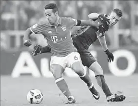  ??  ?? Thiago Alcántara (l) staat voor zijn rentree bij Bayern München. De Spanjaard is volgens trainer Carlo Ancelotti weer helemaal fit. (Foto: Xinhua)