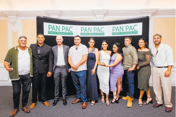  ?? Hawke’s Bay Today editor Chris ?? The Manzis Build team led by owners Henare and Arana Waapu (centre, in white shirt and black dress) at the awards night. Hyde (third from left) presented the award.