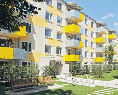  ??  ?? Münchner Schlichthe­it war das Motto der GWG beim Bau der günstigen Mietwohnun­gen (links). In Schweden geht man noch einen Schritt weiter: Aus Kostengrün­den verlaufen Leitungen im Badezimmer außen an der Wand.