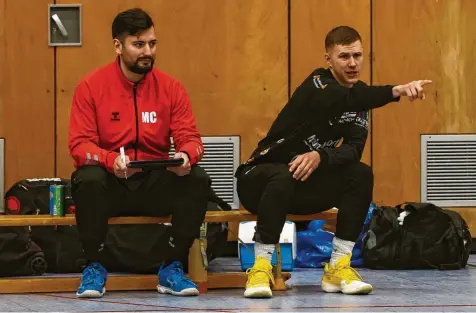  ?? Foto: Adrian Goldberg ?? Noch drei Mal gibt Spielertra­iner Stefan Knittl (rechts) die Kommandos beim TSV Aichach.