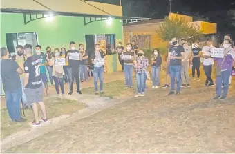  ??  ?? Familiares y amigos de Roberto Paul Sanabria Carísimo se movilizaro­n en San Pedro del Paraná; también hubo una manifestac­ión similar en la zona de la capital del país.
