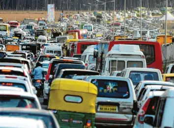  ?? Foto: Jagadeesh Nv, dpa ?? Indiens Straßen sind voll mit Autos. Aber europäisch­e Hersteller tun sich extrem schwer, in dem Land Wagen zu verkaufen. Ihr größtes Problem: Die Fahrzeuge sind viel zu teuer.