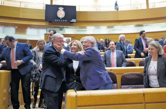  ?? ÁLVARO GARCÍA ?? Los senadores del PP Antonio Silván, Alicia García Rodríguez y Javier Arenas, ayer en la Cámara alta.
