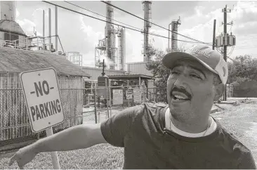  ?? Frank Bajak / AP ?? Juan Flores, un activista defensor del medio ambiente, habla con un reportero en Galena Park, al este de Houston, donde residentes dicen que el aire se ha convertido en algo insoportab­le tras el paso de Harvey.