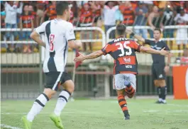  ??  ?? Diego faz o gol da vitória do Flamengo sobre o Vasco em Volta Redonda