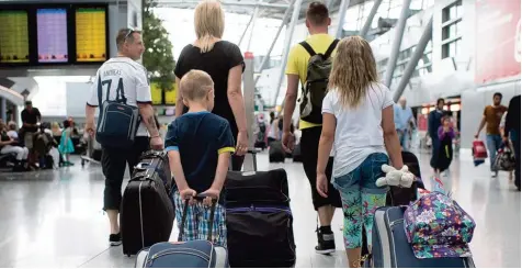  ?? Foto: Matthias Balk, dpa ?? Am letzten Schultag vor den Ferien kommt es immer wieder vor, dass der Weg der Kinder zum Flughafen und nicht in den Unterricht führt. Denn oftmals locken außerhalb der Ferien günstige Flugschnäp­pchen.