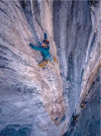  ??  ?? Charlotte f inissant la grande traversée de la 5e longueur, quelques mouvements en dessous du crux.