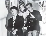  ??  ?? Meet the Braddocks: William Daniels, near left, with Elizabeth Wilson and Dustin Hoffman.