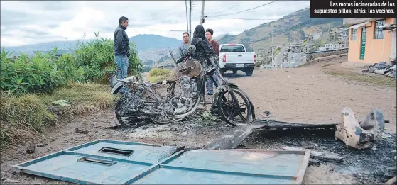  ?? Foto: Gustavo Guamán ?? Las motos incinerada­s de los supuestos pillos; atrás, los vecinos.