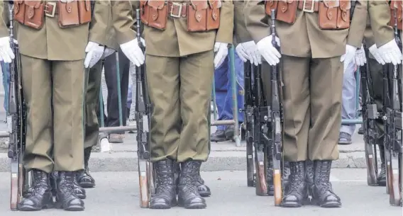  ?? FOTO: AGENCIAUNO ?? ►► Efectivos de Carabinero­s formados en el Parque Italia, en Valparaíso.