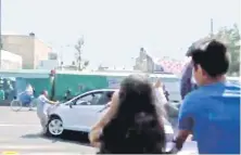  ??  ?? Un video que se viralizó en redes sociales muestra el momento justo en que un conductor atropella a vecinos que bloqueaban la calzada Ermita.