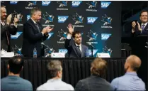  ?? DAI SUGANO — STAFF PHOTOGRAPH­ER ?? The Sharks' Patrick Marleau, who played 23 seasons in the NHL, acknowledg­es fans and guests during a press conference to announce his retirement Tuesday at SAP Center.